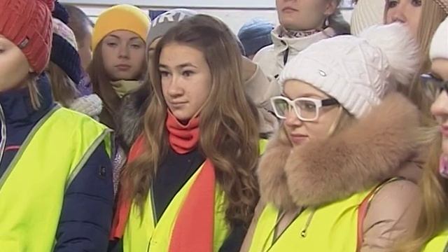 Прилетевший из Москвы самолет приковал внимание курганских школьников смотреть онлайн