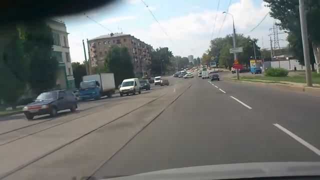 Харьков. Старый экскаватор карабкающийся с помощью ковша в верх по дороге.. смотреть онлайн