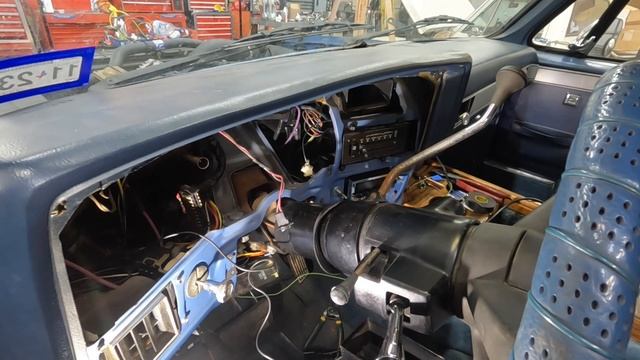 Squarebody Chevrolet C10 / C20 turn signal switch replacement and LED instrument cluster bulbs. смотреть онлайн