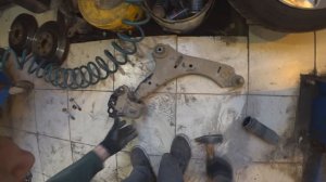 Как заменить передние рычаги Volvo XC70?