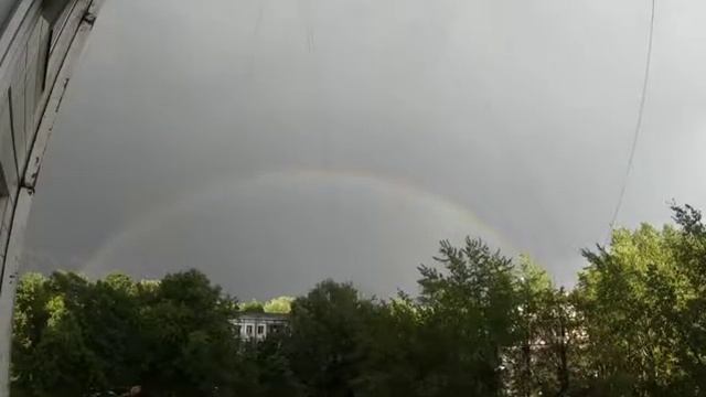 Двойная радуга ? и раскаты молнии ⛈️ сильная гроза в Москве смотреть онлайн