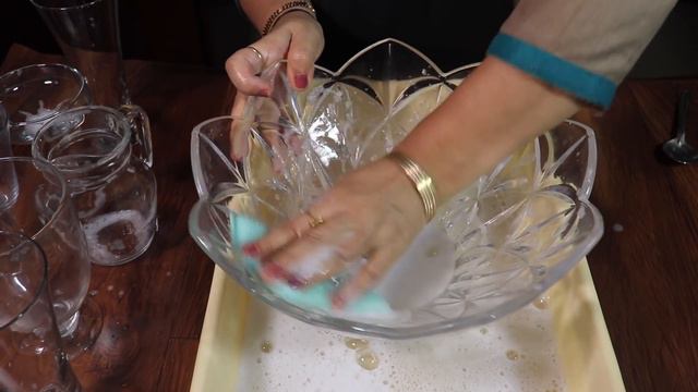 कांच के बर्तन कैसे साफ़ करें | आसान ट्रिक के साथ | How To Clean Glass Cups/Glass | Cleaning Hacks смотреть онлайн