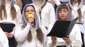 Смотри на крест, в глаза распятого Иисуса / Стихотворение