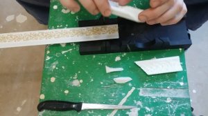 Как приклеить потолочные плинтуса и правильно стыковать углы.
