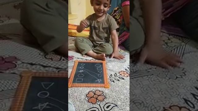 Activity#3 - Understanding shapes 2.5 yrs child| Granth using slate and chalk to match shapes смотреть онлайн
