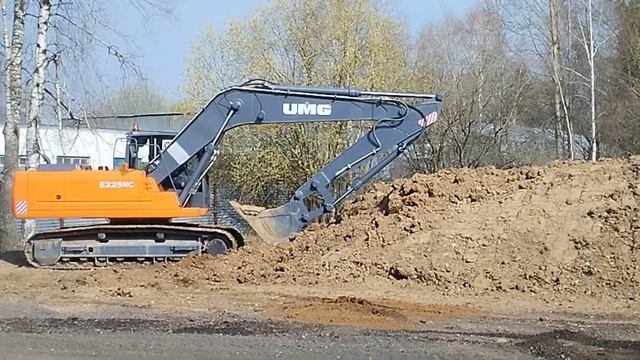 Гусеничный экскаватор E225NC в работе! смотреть онлайн