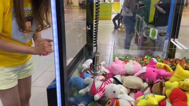 ШОК! Обыграл Автомат с Игрушками! Автомат Хватай-ка И РЕДКИЕ ИГРУШКИ смотреть онлайн