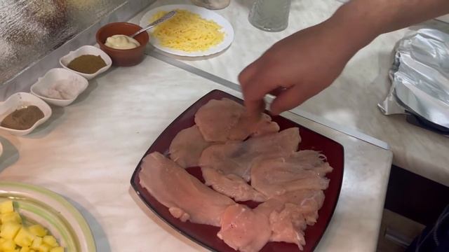 Курица с ананасами в духовке для деток. смотреть онлайн