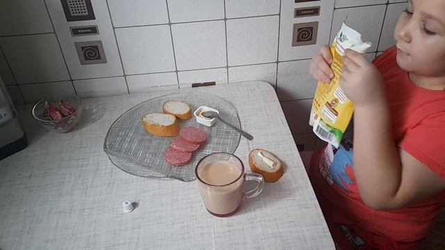 Сама готовлю себе завтрак ). Посмотрите что получилось) смотреть онлайн