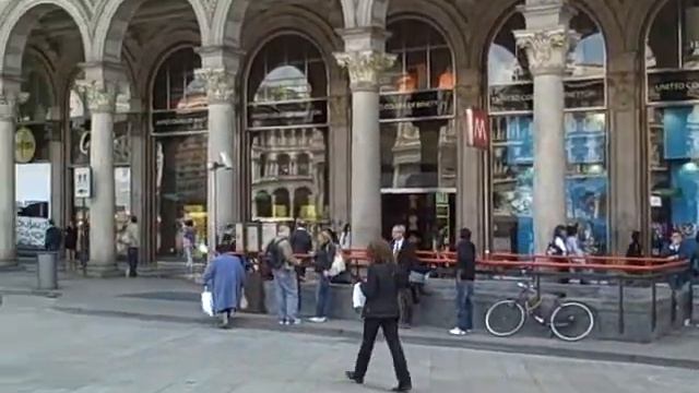 Duomo Cathedral and surrounding area in Milan смотреть онлайн