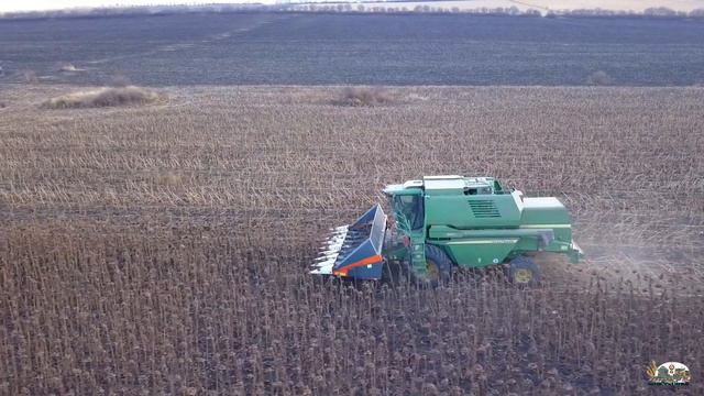 Самая поздняя уборка подсолнечника!Уборка последних гектар с John Deere 1570!Красота птичего полёта смотреть онлайн