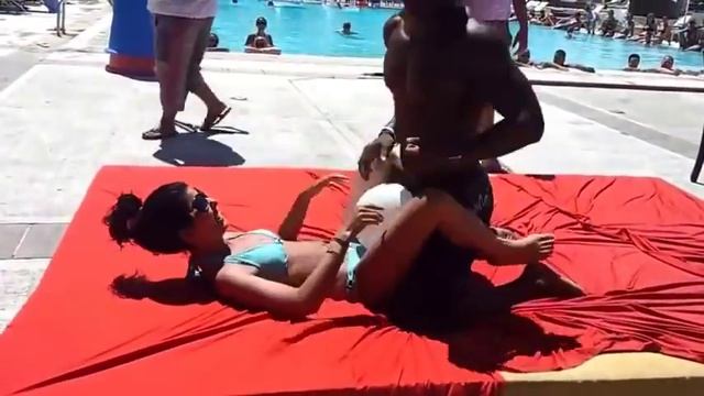 Прилюдно отимел девушку!!! смотреть онлайн