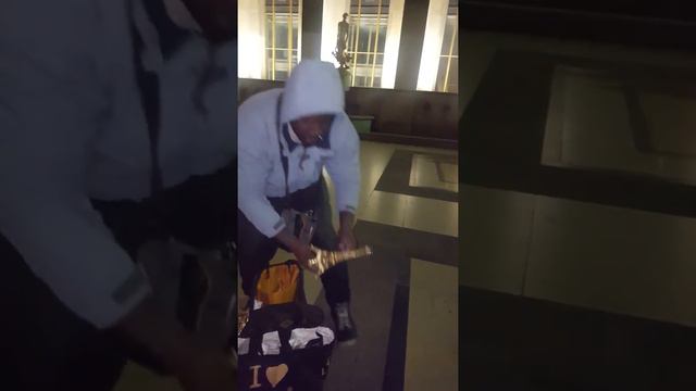 Париж , Серега, Ноябрь Продавец афроамериканец разговаривает на русском смотреть онлайн