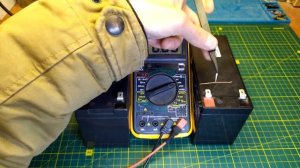 Как проверить аккумулятор мультиметром ? Kак проверить аккумулятор нагрузочной вилкой ?