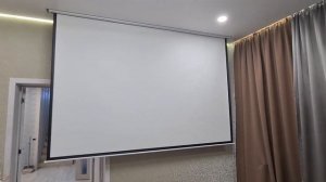 Технологии будущего с «Алешкины Потолки»: экран для проектора, выезжающий из потолка