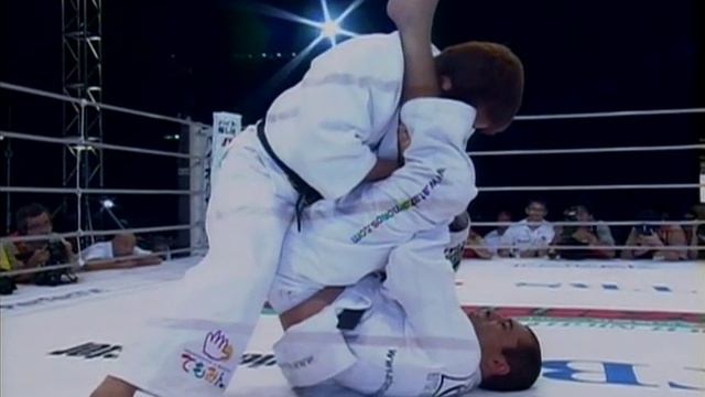 Pride Shockwave 2002 - Royce Gracie vs Hidehiko Yoshida смотреть онлайн