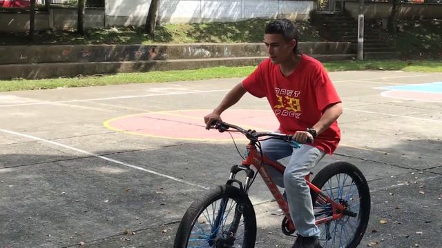 COMO PICAR EN BICICLETA😱👌 (WHEELIE O CABALLITO) / ESCOBAR.RIDER смотреть онлайн