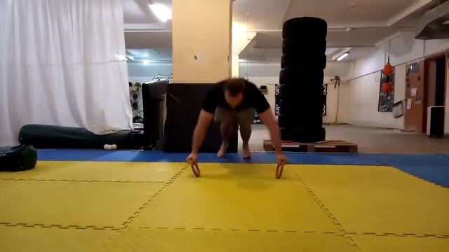 Отжимания на кольцах с хлопком смотреть онлайн