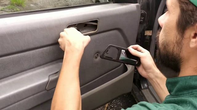 Ремонт Mercedes w201, течет бак. Снимаем карту, обшивку двери, молдинг, листву двери. смотреть онлайн