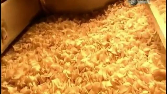 Как делают ЧИПСЫ И ВОЗДУШНЫЕ СЫРНЫЕ ПАЛОЧКИ. смотреть онлайн
