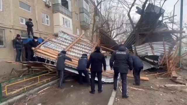 Сорванные крыши, разбитые авто: появились видео последствий ЧС в Жамбылской области/ДП смотреть онлайн