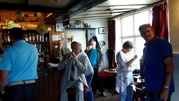 English pub and its drinking congregation - Aнглийский паб