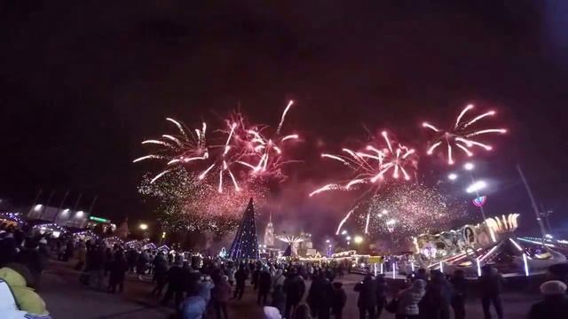 САЛЮТ НА ОТКРЫТИИ ЕЛКИ В ТУЛЕ 25 12 2015 смотреть онлайн
