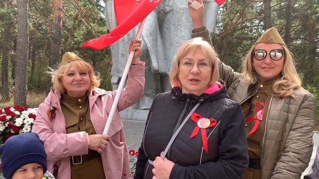Возложение цветов к памятнику погибшим воинам в Рудничном бору