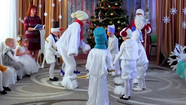 Танец снеговиков на утреннике - Снеговичок стоит и усмехается смотреть онлайн