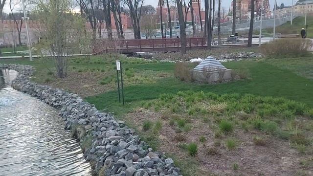 Парк "Зарядье". Цветение разноцветных первоцветов. Часть 2 (29.04.22) смотреть онлайн