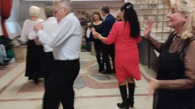 АХ СМУГЛЯНКА МОЛДАВАНОЧКА! Белгород, танцы в кругу друзей. смотреть онлайн