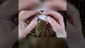 Урок 68. Обработка проймы жилета полой резинкой спицами.