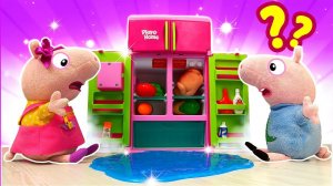 Пеппа и Джордж сломали холодильник и устроили дома ПОТОП Видео для малышей про игрушки