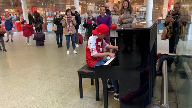 Hallelujah by Leonard Cohen Piano Cover at St Pancras International - Cole Lam 12 Years Old смотреть онлайн