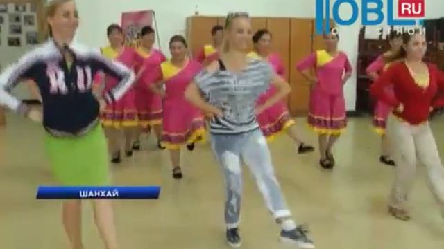 Ансамбль "Урал" устроил танцы на главной площади Шанхая смотреть онлайн