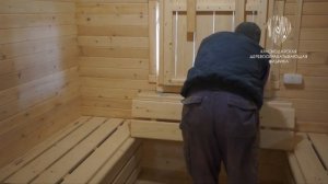 Стол-кровать трансформер в бане-бочке в комнате отдыха
