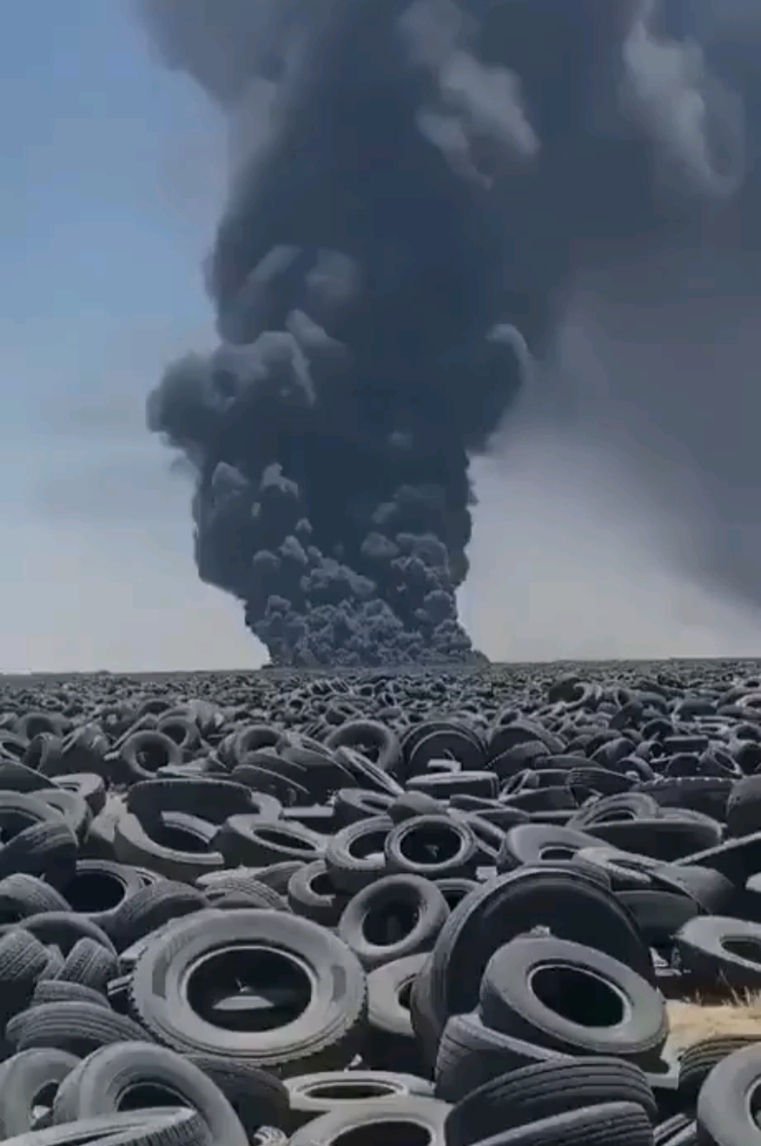 Пожар на свалке автомобильных шин в Кувейте смотреть онлайн