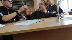 Училка заклеила парню рот скотчем