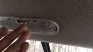 Конденсат из-под обшивка потолка салона авто.