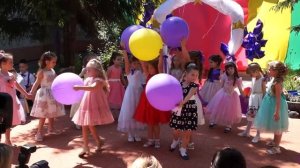 Танец девочек с шарами на выпускном в детском саду.