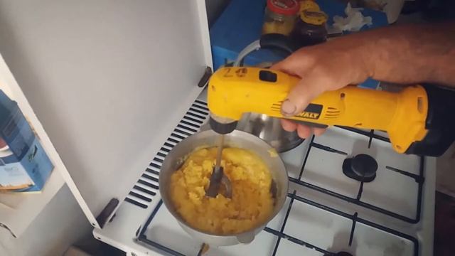 Как наш слесарь-ремонтник готовит мэмэлигу Lifehack смотреть онлайн