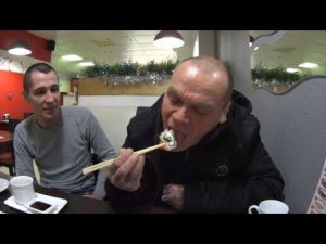 Новая жизнь Дяди Юры / Пробует первый раз Роллы ( 7 - Серия )