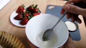 Нейтральный гель - чтобы ягоды на торте смотрелись аппетитно и не завяли.