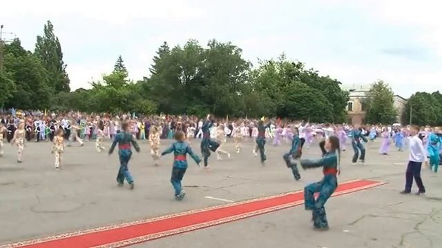 Чугуев. Выпускной. Финальный танец сводного коллектива смотреть онлайн