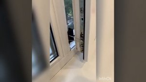 Лайфхаки для дома Как поставить окно на проветривание с помощью канцелярского зажима #Shorts