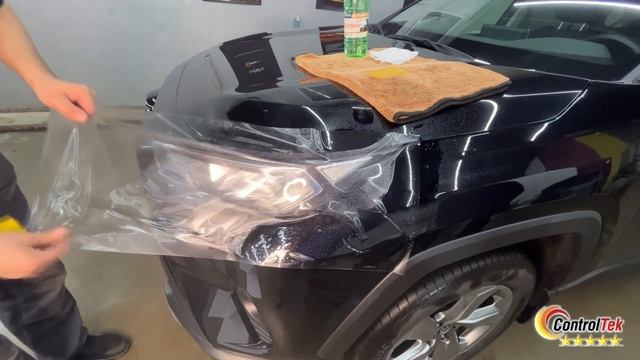 Процесс наклеивания защитной пленки на фары автомобиля. смотреть онлайн