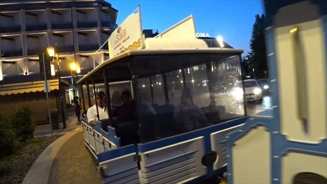 Абано Терме - Италия. Пешеходная улица. Прогулочный паровозик по Абано Терме. смотреть онлайн