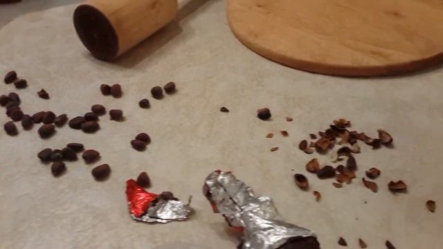 Научился колоть кедровые орешки! смотреть онлайн