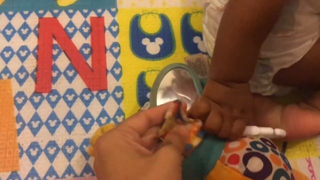 Обзор игрушки LAMAZE утёнок Уэйд Кряк - Кря погремушка смотреть онлайн