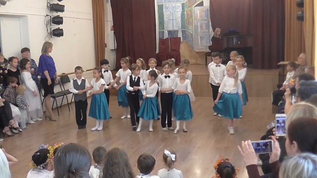Кадриль в исполнении первого класса. Май 2019 смотреть онлайн